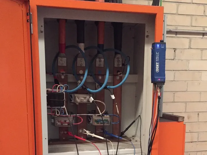 Power logging equipment connected to a switchboard